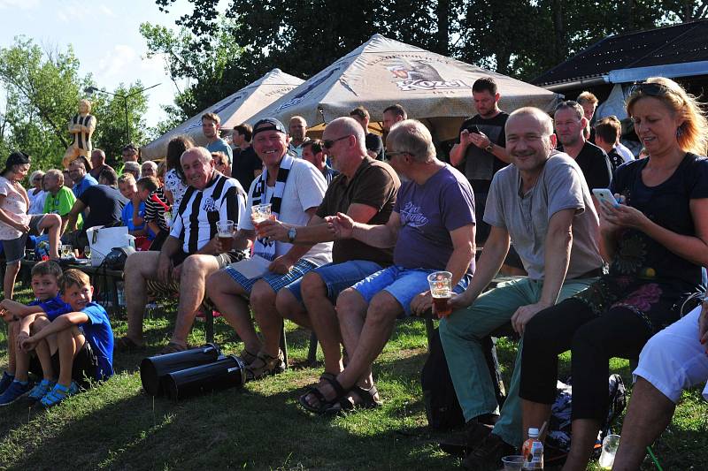 Stadion V Lipkách v Dobříši zažil ve středu v podvečer fotbalový svátek. K utkání 2. kola českého poháru MOL Cup sem přijel prvoligový tým Slovan Liberec.