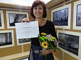 Diplomu, který udělilo Ministerstvo kultury ČR sedlčanské knihovně, si Jana Roškotová (na snímku) a její kolegyně velice váží.