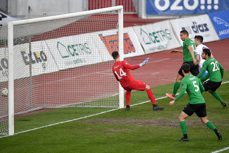 Utkání 23. kola první fotbalové ligy: FC Baník Ostrava – 1. FK Příbram, 13. března 2021 v Ostravě. (střed) brankář Příbrami Jakub Šiman a Jakub Pokorný z Ostravy.