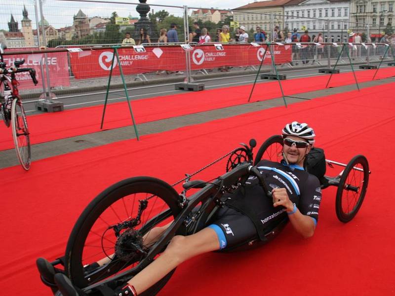 Handicapovaný sportovec Jan Tománek na pražském triatlonu.