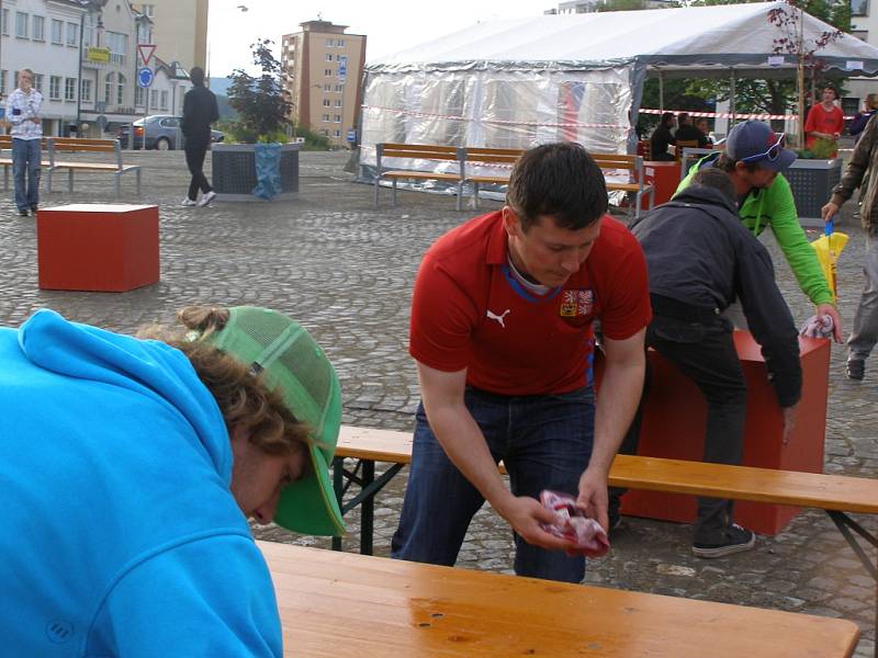 Promítání fotbalového EURO 2012 na příbramském náměstí TGM. Příprava.