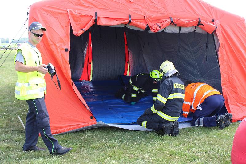 Mezi letištěm a motoristickým polygonem u Dlouhé Lhoty, známým například školou smyku, hasiči, zdravotničtí záchranáři a policisté nacvičovali zásah na místě havárie malého letadla. S ním se pojí i nutnost zajistit pomoc pro větší počet zraněných.