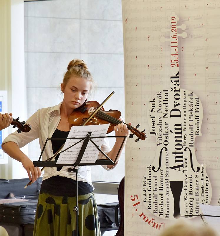 Koncert na hlavní recepci v Oblastní nemocnici v Příbrami v rámci Hudebního festivalu Antonína Dvořáka.