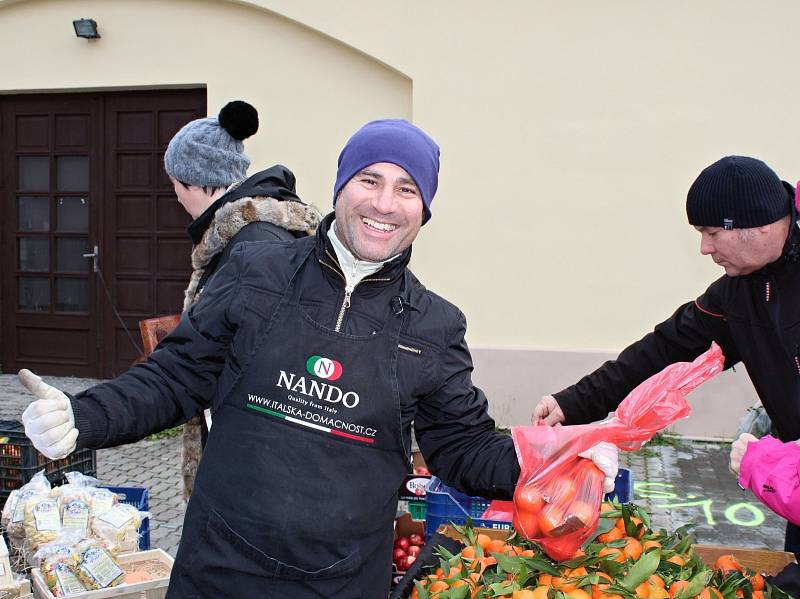 K nákupům zeleniny, ovoce, medu, adventní výzdoby a horkých nápojů návštěvníkům zahrál koledy Pokleslý orchestr lidových umění Dobříš.