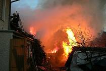 Požár stodoly v Pičíně. Neznámý žhář způsobil podpálením objektu škodu za 2,5 milionu korun.