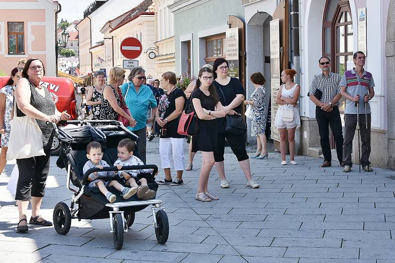 Po celý den se konaly samostatné koncerty po celém městě Příbrami. Hudba zazněla na netradičních místech, jakými je například prostor před Oblastní nemocnicí, domov seniorů, obchodní dům, pěší zóna, náměstí a cáchovna dolu Anna.