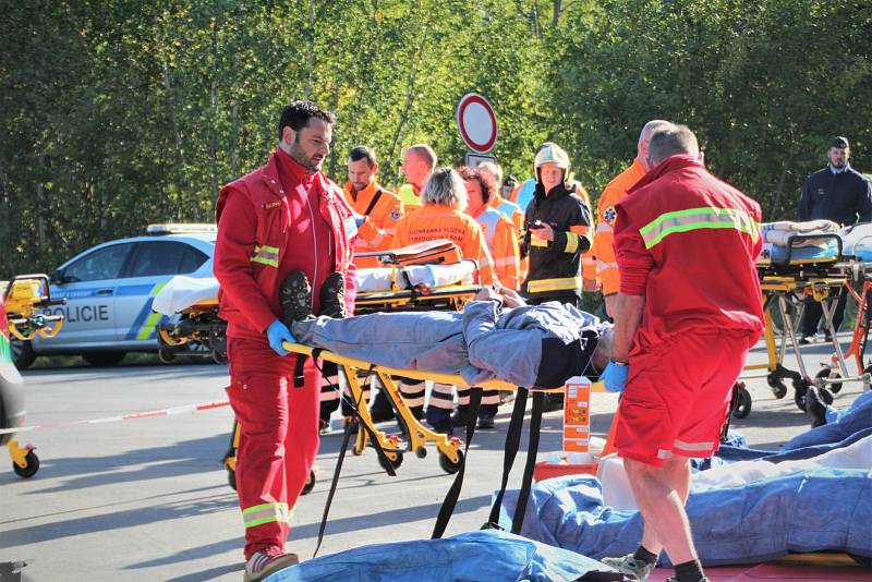 Při netradičním cvičení utekli z havarovaného vězeňského autobusu dva vězni.