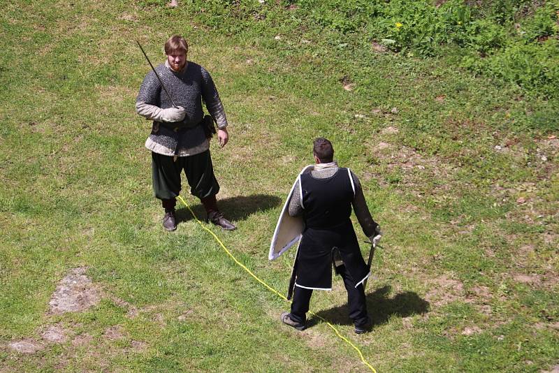 Z prohlídky zámku v Rožmitále pod Třemšínem při zahájení turistické sezony.