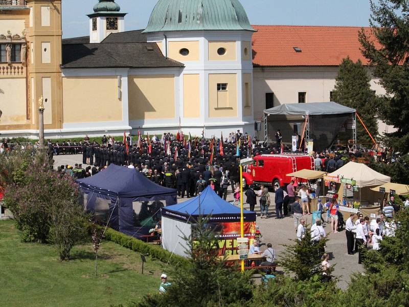 Slavnostní akcí s oceněním zasahujících hasičů, ukázkami moderní i historické techniky nebo dovedností těch nejmenších si profesionální i dobrovolní hasiči připomněli 40. výročí požáru Svaté Hory.