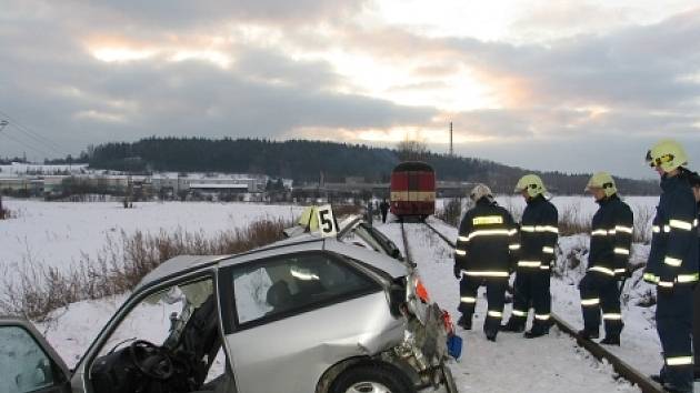 Tragická nehoda na železničním přejezdu u Trhových Dušník v roce 2006.