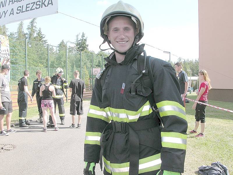 TFA mladého hasiče Dubno. PŘEDSTARTOVNÍ úsměv Radka Ušatého, žáka druhého ročníku oboru Strojník požární techniky v SOU a SOŠ Dubno. Mezi středoškoláky byl jedním z pěti s nejlepším časem za školu v Dubně, takže významně přispěl k jejímu vítězství.