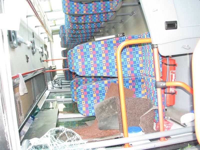 Převrácený linkový autobus u Milína.