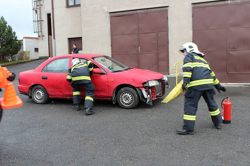 Po předání techniky a přípitku následoval raut, po kterém hasiči předvedli novou techniku přímo v akci při simulovaném vyproštění řidiče havarovaného automobilu.