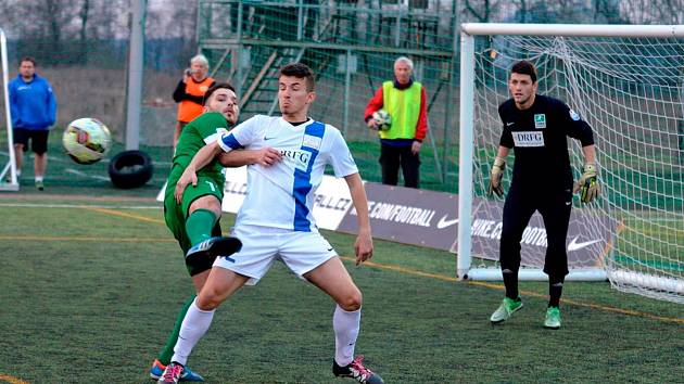 Kapitán superligového výběru Příbrami Jakub Tošovský (v zeleném) po debaklu s Olomoucí ocenil sílu soupeře.