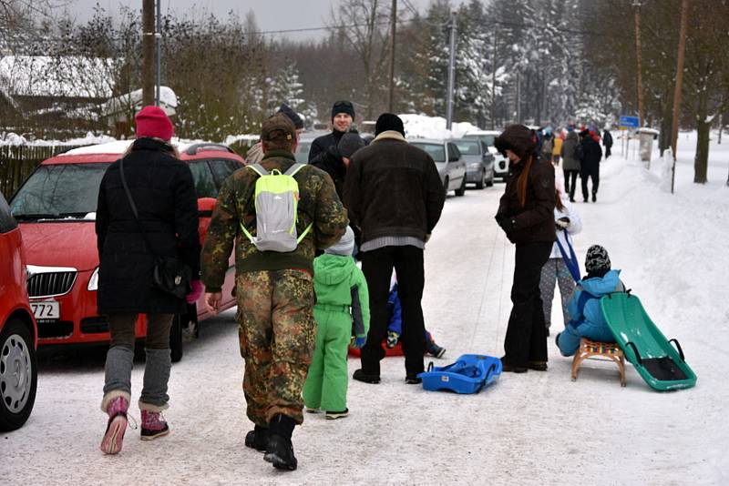 Čím výše účastníci stoupali, tím bylo okolí krásnější, v lese bylo téměř 50 centimetrů sněhu.Na Pražáku na příchozí čekaly medaile, červené razítko, pečení buřtíků a teplé alkoholické i nealkoholické nápoje.