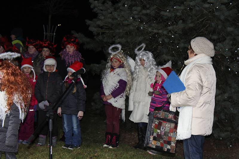 Rozsvěcení stromečku o prvním adventním svátku si užily děti ze Základní školy a mateřské školy Stará Huť, zpívaly a tančily v maskách a potom si společně s menšími dětmi stromek ozdobily.