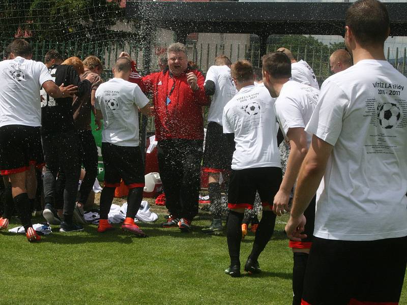 Fotbalisté Spartaku Příbram na domácím hřišti v posledním kole sezony zvítězili nad Všenory 2:0 a slaví postup do krajského přeboru.