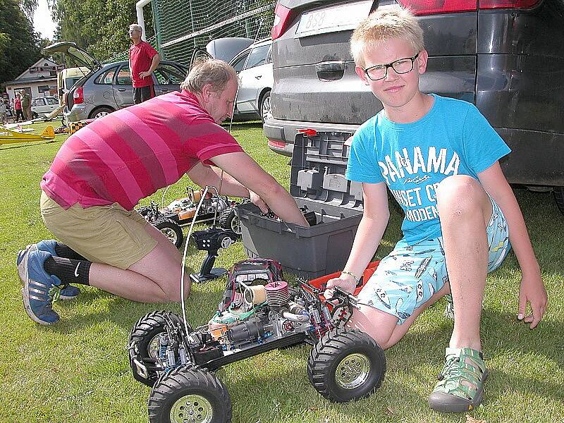 Oslavy 620 let od založení Obecnice. Modeláři Jan Máša s jedním ze tří synů Honzíkem u monster trucku. 