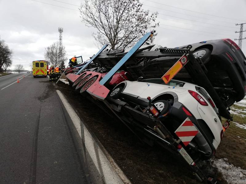 Na Příbramsku havarovalo nákladní vozidlo, které převáželo osobní automobily.