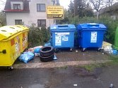 Město Rožmitál pod Třemšínem přistoupilo k monitorování krizových míst s kontejnery na tříděný odpad, kde lidé vytváří černé skládky.