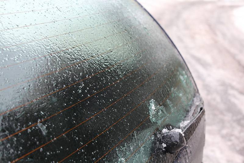 Mrznoucí déšť ochromil dopravu i chodce. Ledová krusta na oknech aut.