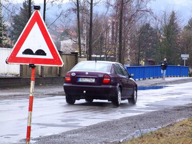 Silnice jsou po zimě samé díry a příkopy lemuje obrovský nepořádek.