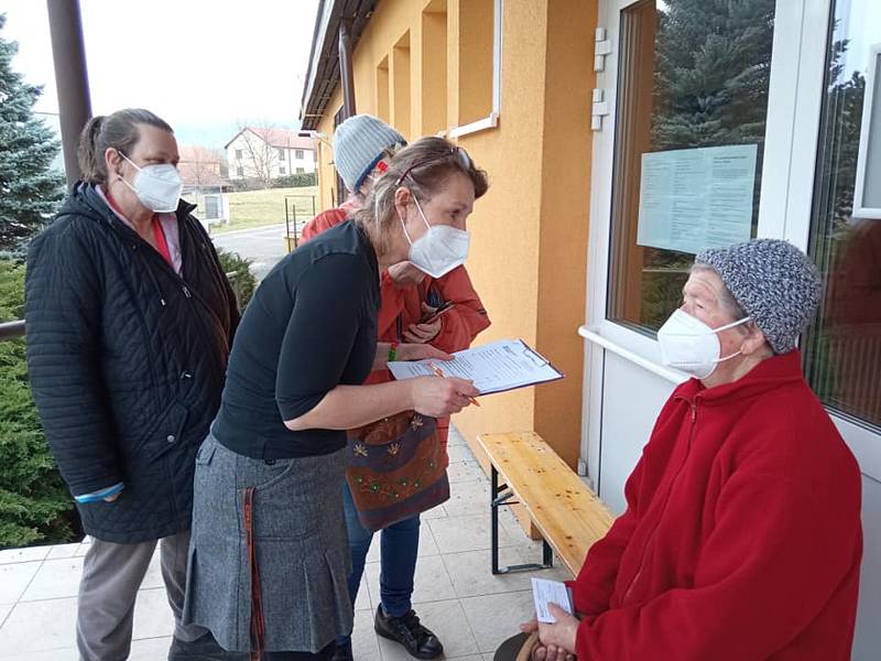 Mobilní týmy jezdí očkovat seniory až do jejich obcí, 3. března se očkovalo v Jincích.