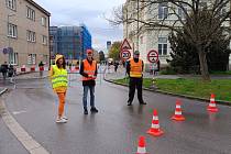 V pondělí 24. dubna byl zahájen třítýdenní experiment Pěšky do školy, kdy byla v době 7.30 až 8 hodin uzavřena část ulice Za Poštou, která vede před ZŠ Komenského.