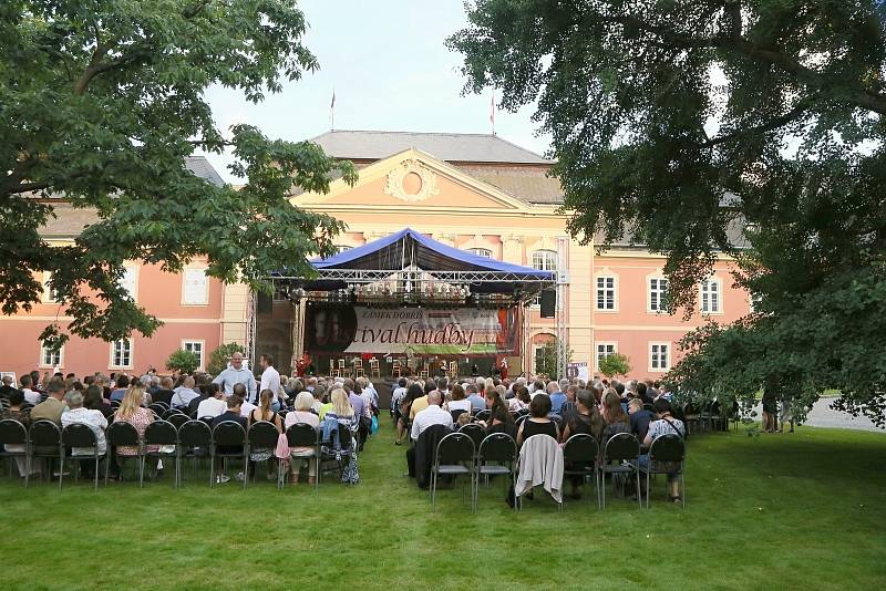 Z Festivalu hudby na zámku Dobříš.