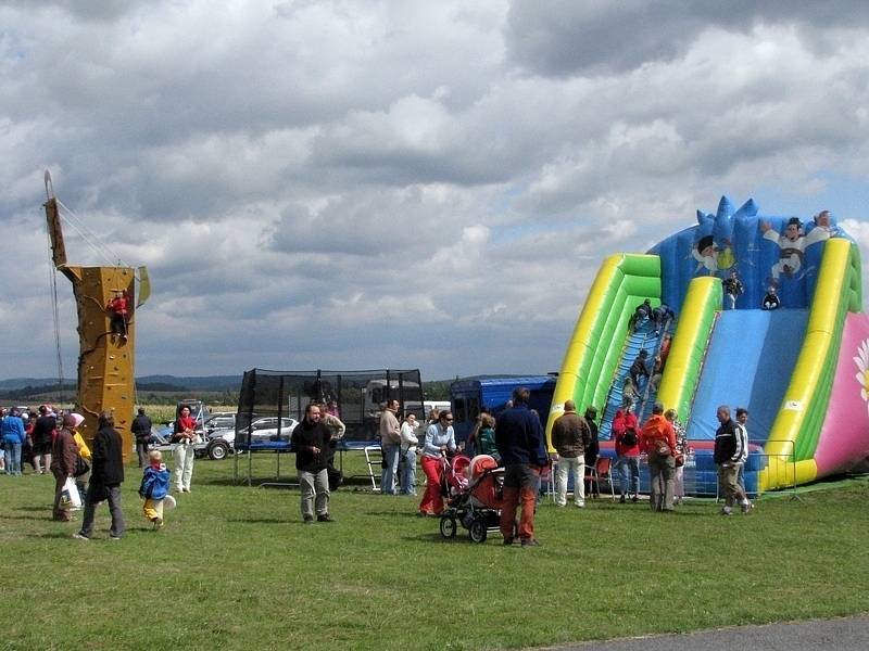 Na Acrobatshow na letišti ve Dlouhé Lhotě bylo k vidění mnoho adrenalinových vystoupení jak ve vzduchu, tak na zemi