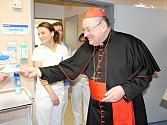 Kardinál Duka navštívil příbramskou nemocnici, odsloužil mši a požehnal lůžkové jednotce pro paliativní péči