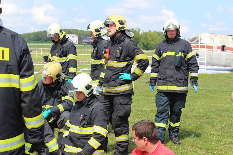 Mezi letištěm a motoristickým polygonem u Dlouhé Lhoty, známým například školou smyku, hasiči, zdravotničtí záchranáři a policisté nacvičovali zásah na místě havárie malého letadla. S ním se pojí i nutnost zajistit pomoc pro větší počet zraněných.