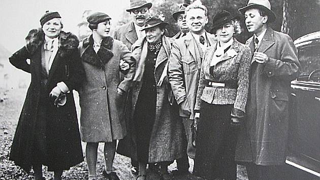 Karel Čapek a Olga Scheinpflugová s příbuznými a přáteli na Strži 1935.