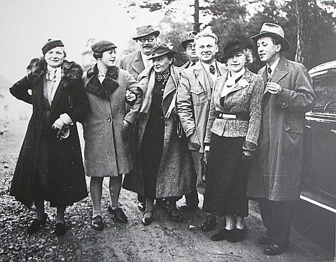 Karel Čapek a Olga Scheinpflugová s příbuznými a přáteli na Strži 1935.