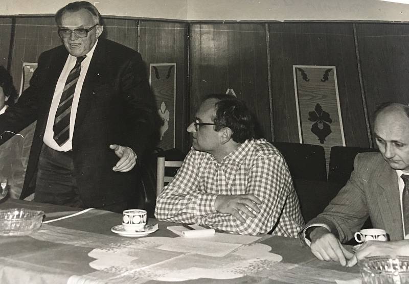 Exilový spisovatel a šachový velmistr Luděk Pachman (stojící) s inženýrem Milošem Fryšem, jednou z vůdčích osobností Občanského fóra v Příbrami.