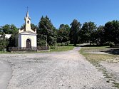 Kaple se zvoničkou na návsi v Porešíně.