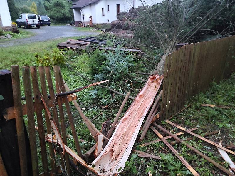 Bouře ve středních Čechách lámala stromy, odnesla střechu i stánky z pouti