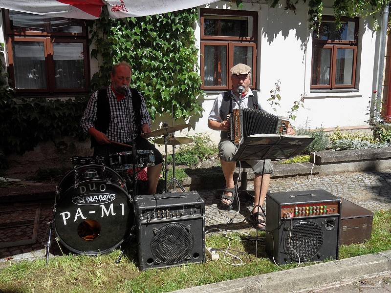 Nadšenci motorismu si přišli v sobotu 5. srpna v Petrovicích na své. Mohli na náměstí obdivovat historická auta a motocykly, jejichž majitelé tu měli několikahodinovou plánovanou zastávku.