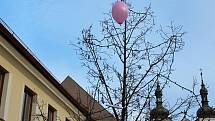 K nebi se nakonec vzneslo 197 balónků.