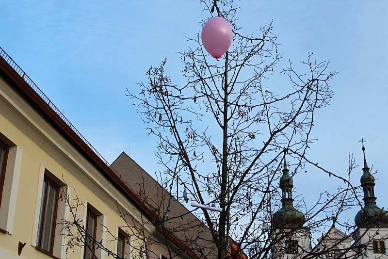 K nebi se nakonec vzneslo 197 balónků.