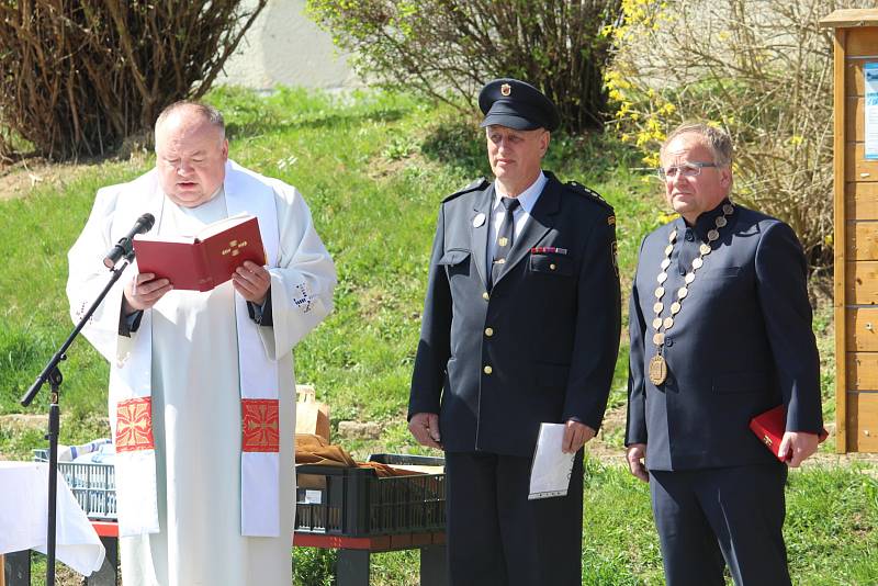 Hasiči v Kamýku nad Vltavou slavnostně křtili nový zásahový vůz.