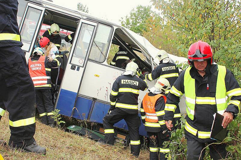 V Dlouhé Lhotě se konalo taktické cvičení záchranářů při vážné nehodě autobusu. Mělo za úkol prověřit připravenost všech složek integrovaného záchranného systému. 