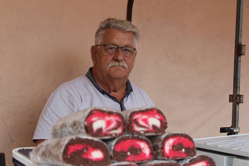 V přestávkách mezi dešťovými přeháňkami si lidé užívali pouťových atrakcí