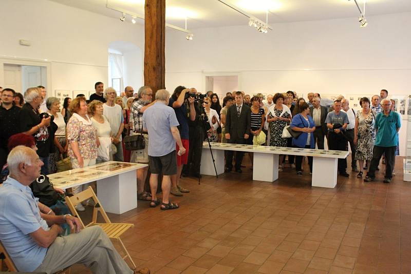 Vernisáž výstavy v Galerii Františka Drtikola v Příbrami u příležitosti nedožitých devadesátých narozenin výtvarníka a spisovatele Jana Čáky.