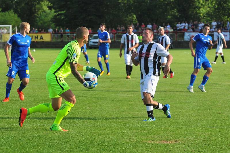 Stadion V Lipkách v Dobříši zažil ve středu v podvečer fotbalový svátek. K utkání 2. kola českého poháru MOL Cup sem přijel prvoligový tým Slovan Liberec.