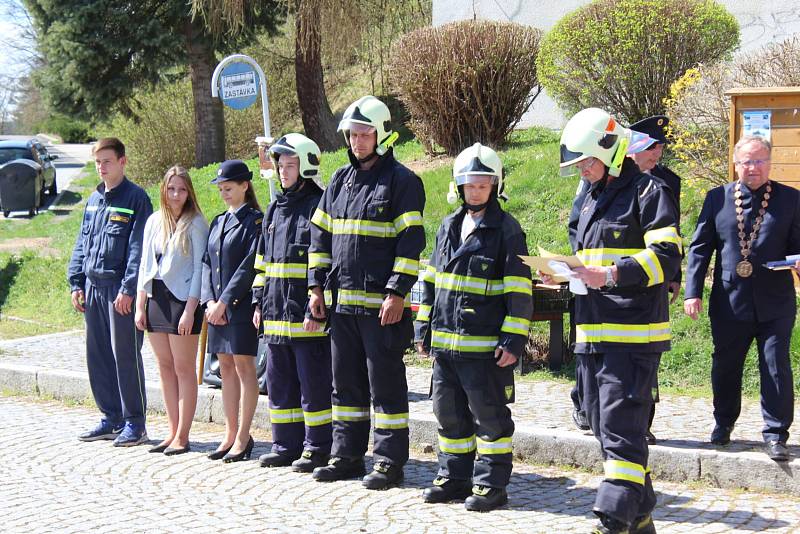 Hasiči v Kamýku nad Vltavou slavnostně křtili nový zásahový vůz.