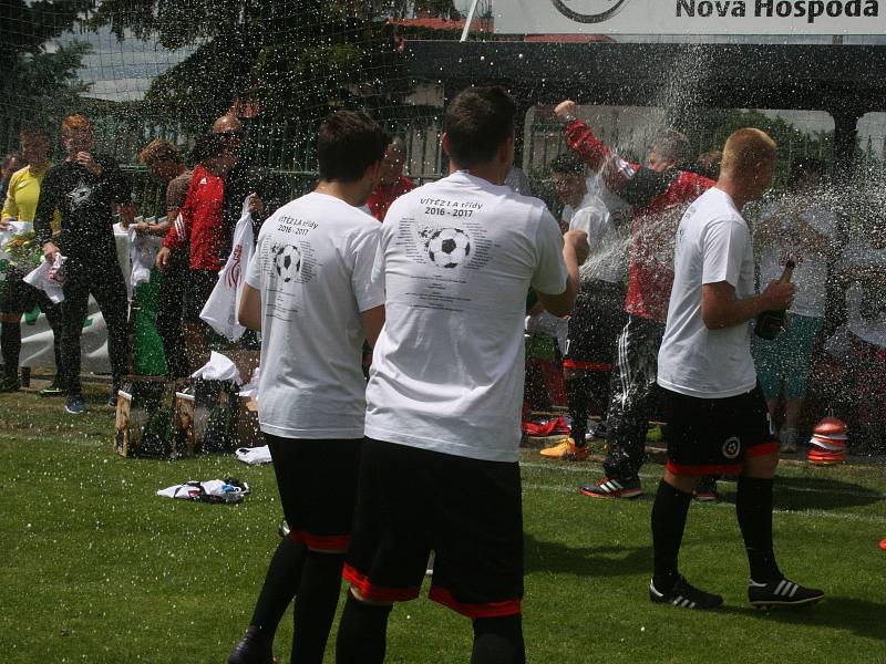 Fotbalisté Spartaku Příbram na domácím hřišti v posledním kole sezony zvítězili nad Všenory 2:0 a slaví postup do krajského přeboru.