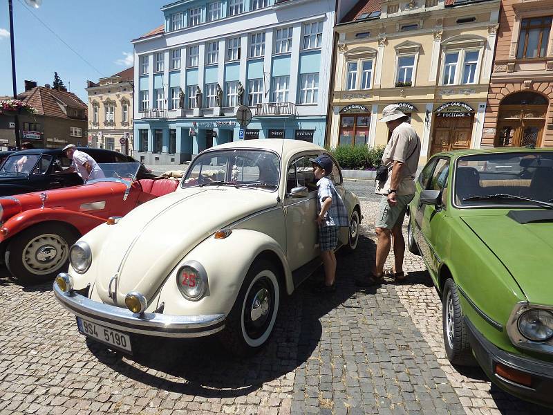 VETERÁN klub Sedlčany potěšil příznivce motorismu hned třikrát – jednodenní výstavou na náměstí, výstavou v muzeu Pokrok nezastavíš, která potrvá do 1. října a trvalou expozicí Sedlčanské kotliny.