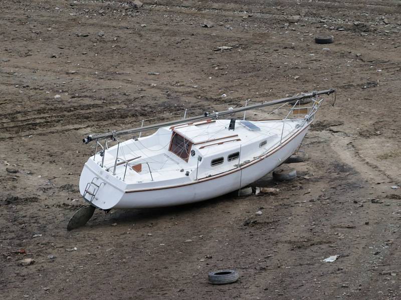 Pokles hladiny Vltavy na Orlické přehradě.