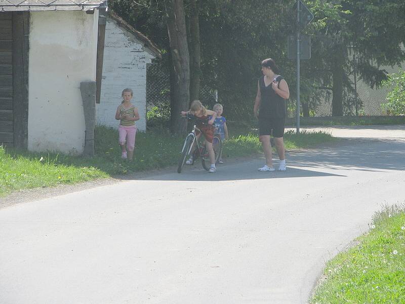 Na dětské hřiště vedle silnice auta neupozorňuje žádná značka